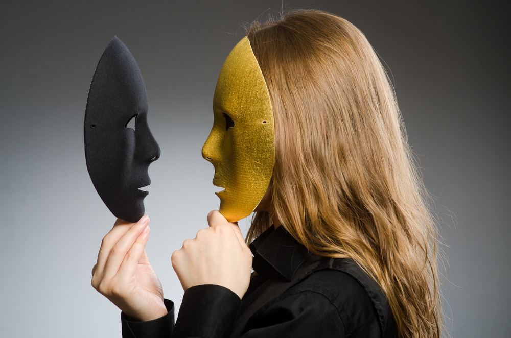 Mujer Mirando una mascara